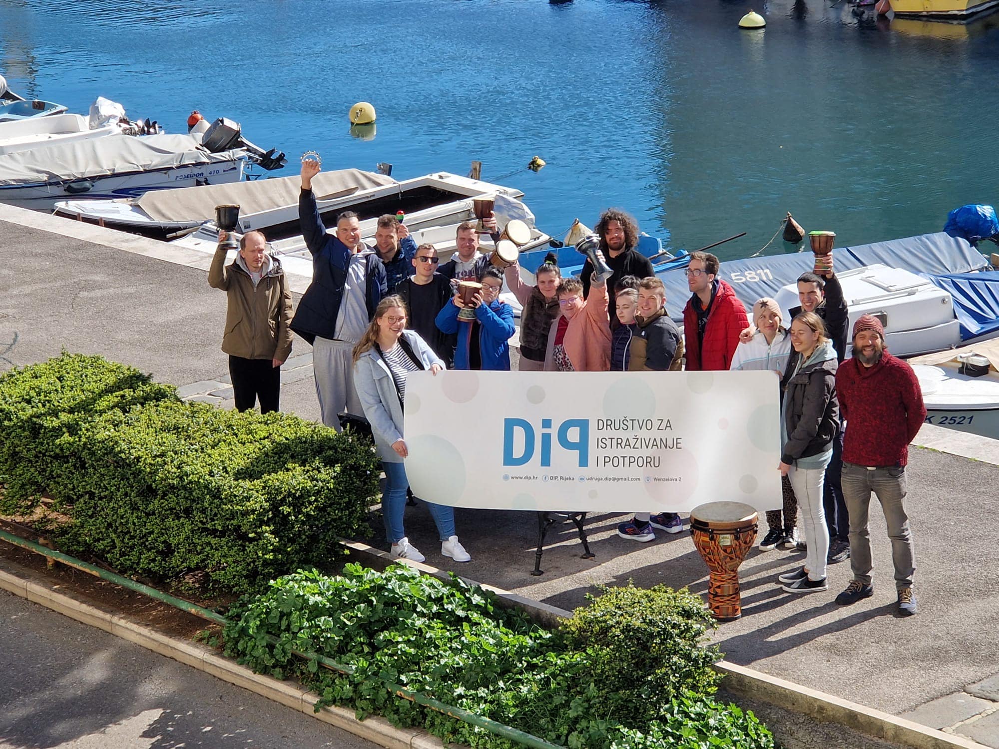 Bubnjarski krug, “body percussion”, slušanje glazbe u terapijske svrhe i likovno terapijske aktivnosti u Dnevnom centru Prijatelji!