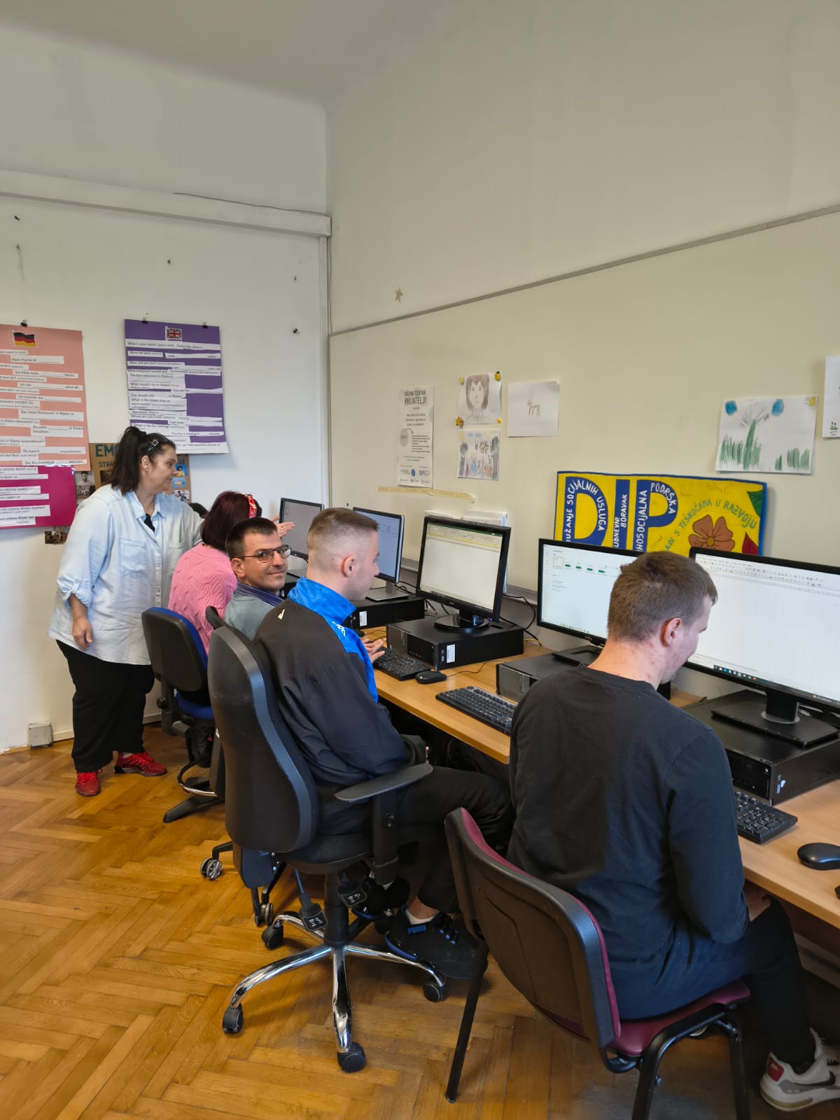 Naša članica Sanja je dio našeg tima za provedbu aktivnosti iz područja digitalne pismenosti i sigurnosti za osobe s invaliditetom..